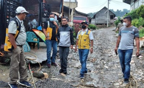 Tinjau Jalan Rusak di Karo