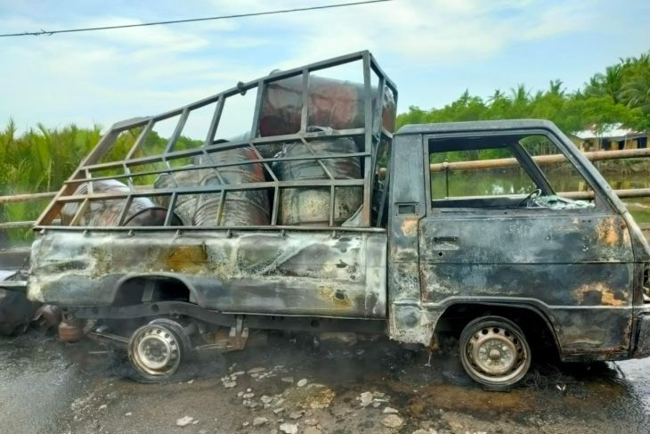 Mobil Pickup L-300 Terbakar